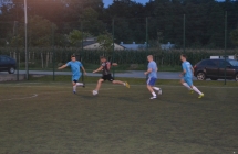 Zawodnik Korony Dziadowice atakuje bramkę FC Kawęczyn