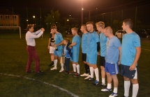 Wojt Gminy Malanow wrecza medale FC Kaweczyn