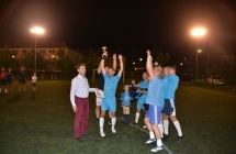 FC Kaweczyn wznosi puchar jako zwyciezca rozgrywek