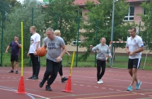 grupa 6 doroslych osob na boisku do koszykowki