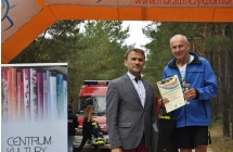 Dekorowani zawodnicy w poszczegołnych kategoriach na podium w towarystwie wójta