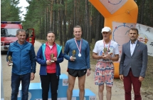 Dekorowani zawodnicy w poszczegołnych kategoriach na podium w towarystwie wójta