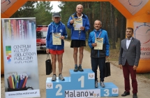Dekorowani zawodnicy w poszczegołnych kategoriach na podium w towarystwie wójta