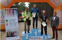 Dekorowani zawodnicy w poszczegołnych kategoriach na podium w towarystwie wójta