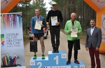 Dekorowani zawodnicy w poszczegołnych kategoriach na podium w towarystwie wójta