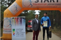 Dekorowani zawodnicy w poszczegołnych kategoriach na podium w towarystwie wójta