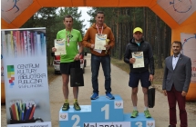 Dekorowani zawodnicy w poszczegołnych kategoriach na podium w towarystwie wójta