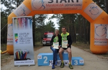 Dekorowani zawodnicy w poszczegołnych kategoriach na podium w towarystwie wójta