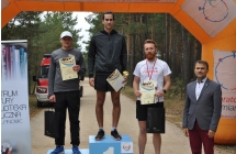 Dekorowani zawodnicy w poszczegołnych kategoriach na podium w towarystwie wójta