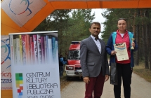 Dekorowani zawodnicy w poszczegołnych kategoriach na podium w towarystwie wójta