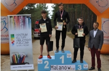 Dekorowani zawodnicy w poszczegołnych kategoriach na podium w towarystwie wójta