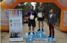 Dekorowani zawodnicy w poszczegołnych kategoriach na podium w towarystwie wójta