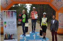 Dekorowani zawodnicy w poszczegołnych kategoriach na podium w towarystwie wójta
