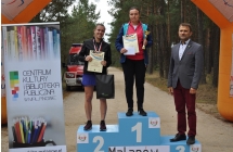 Dekorowani zawodnicy w poszczegołnych kategoriach na podium w towarystwie wójta