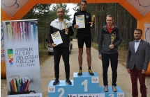 Dekorowani zawodnicy w poszczegołnych kategoriach na podium w towarystwie wójta
