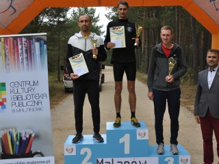 Dekorowani zawodnicy w poszczegołnych kategoriach na podium w towarystwie wójta