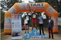 Dekorowani zawodnicy w poszczegołnych kategoriach na podium w towarystwie wójta