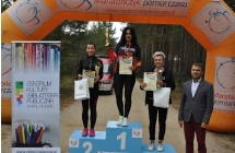 Dekorowani zawodnicy w poszczegołnych kategoriach na podium w towarystwie wójta