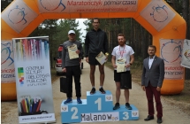 Dekorowani zawodnicy w poszczegołnych kategoriach na podium w towarystwie wójta