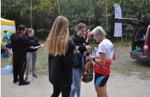 Dekorowanie zawodników medalami przez druhów strażaków