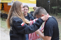 Dekorowanie zawodników medalami przez druhów strażaków