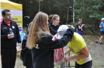 Dekorowanie zawodników medalami przez druhów strażaków