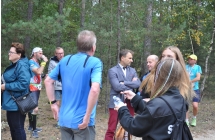 Dekorowanie zawodników medalami przez druhów strażaków