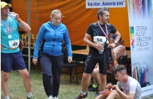 Odpoczywający po biegu zawodnicy