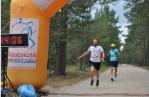 Zawodnik wbiegający na linię mety