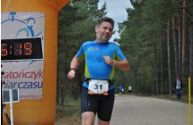 Zawodnik wbiegający na linię mety