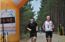 Zawodnik wbiegający na linię mety