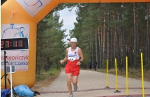 Zawodnik wbiegający na linię mety