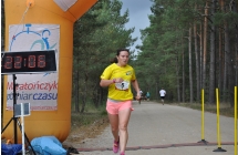 Zawodnik wbiegający na linię mety