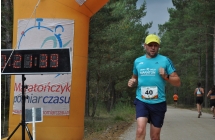 Zawodnik wbiegający na linię mety