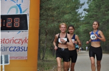 Zawodnik wbiegający na linię mety