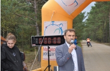 Wójt przemawia na otwarciu XV biegów Malanowska Jesień