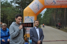 Przywitanie przez dyrektora ośrodka sportu i rekreacji wszystkich startujących biegaczy