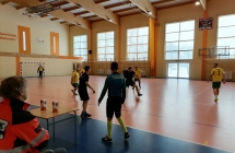 mezczyzni grajacy w pilke nozna w sali sportowej