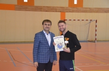 Kapitan zwycieskiej druzyny odbiera nagrode