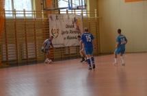 Drybling zawodnika druzyny Majda-Poz