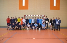 Grupowe zdjecie uczestnikow bioracych udzial w turnieju