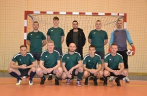 zdjecie druzyny Slodkow - 10 mezczyzn na tle bramki. Rzad 1 stoi, rzad drugi kuca