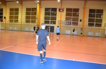 mezczyzni grajacy w pilke nozna w sali sportowej (4)