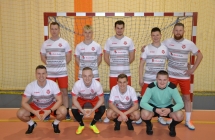 zdjecie druzyny Korona Dziadowice-Czerwone Diably Turek. 9 mezczyzn na tle bramki. Rzad 1 stoi, rzad drugi kuca