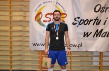 Zbigniew Kowalski wybrany zawodnikiem meczu na tle baneru OSiR Malanow
