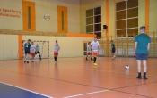 mezczyzni grajacy w pilke nozna w sali sportowej