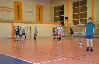mezczyzni grajacy w pilke nozna w sali sportowej