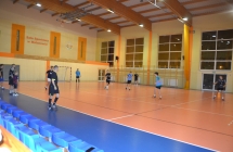 mezczyzni grajacy w pilke nozna w sali sportowej (2)