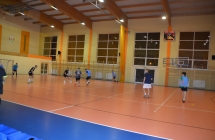mezczyzni grajacy w pilke nozna w sali sportowej (3)