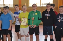 zawodnicy druzyny OSP Malanow z pucharem